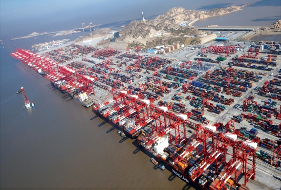 全球最大港机自动化码头系统解决方案提供商——上海振华重工